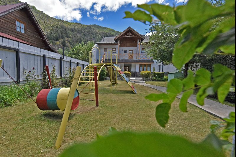 Jardín con juegos infantiles.